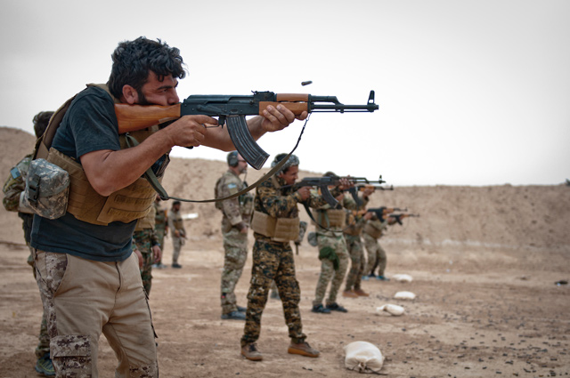 A firing line of US-backed Syrian Democratic Forces (SDF) soldiers take aim and fire at targets during a marksmanship training exercise to prepare for Operation Roundup, an SDF-led campaign to clear the last Daesh strongholds, near Shaddadi, Syria, on May 27 (Courtesy of United States army)