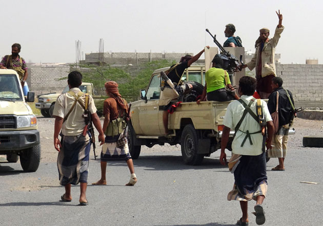 Yemeni pro-government forces gather on the eastern outskirts of Hodeida as they continue to battle for the control of the city from Houthi rebels on November 10 (AFP photo)