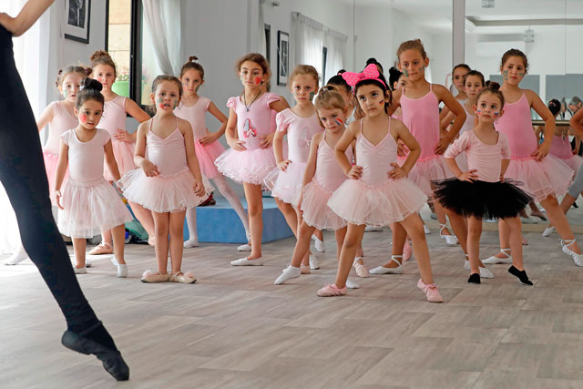 A Russian dance teacher gives a ballet class to girls in the Russian-Lebanese cultural centre in the city of Aley, east of Beirut, on July 5 (AFP photo)