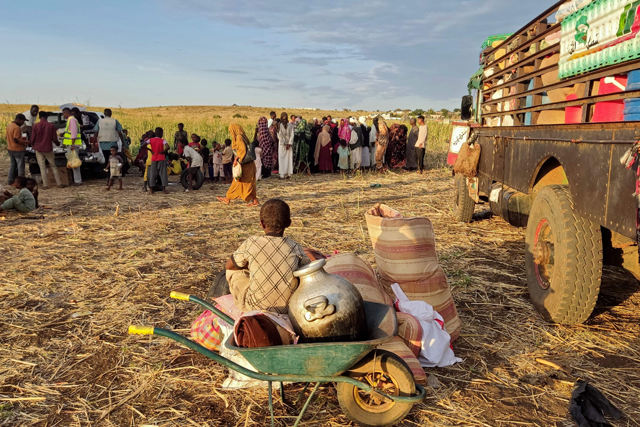 Sudanese people fleeing the al-Jazira state arrive at an area near the eastern city of Gedaref on November 2, 2024 (AFP photo)