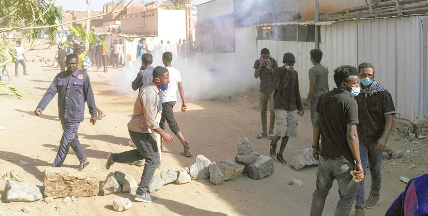 Sudanese protesters demonstrate against their government in the capital Khartoum's district of Burri on Sunday (AFP photo)