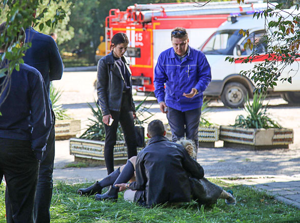 A rescuer carries an injured victim of a blast at a college in the city of Kerch on Wednesday (AFP photo)