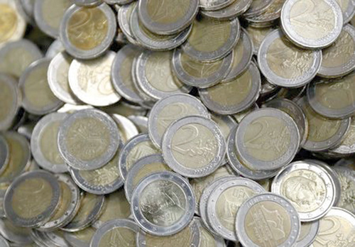 Two Euro coins are seen at the Money Service Austria company's headquarters in Vienna, Austria, on November 16, 2017 (Reuters file photo)