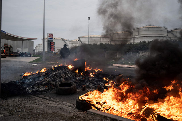 Fishermen burn tires during the blockade of an oil depot to protest against the rising price of fuel, in La Rochelle, on Thursday. (AFP photo)