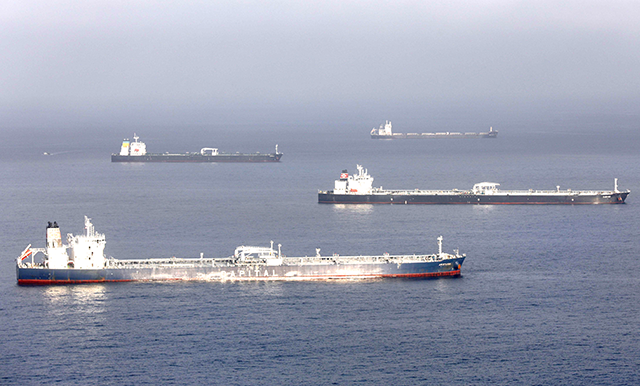 An aerial view of oil tankers anchored near the ports of Long Beach and Los Angeles on April 28, 2020 off the coast of Long Beach, California (AFP photo)