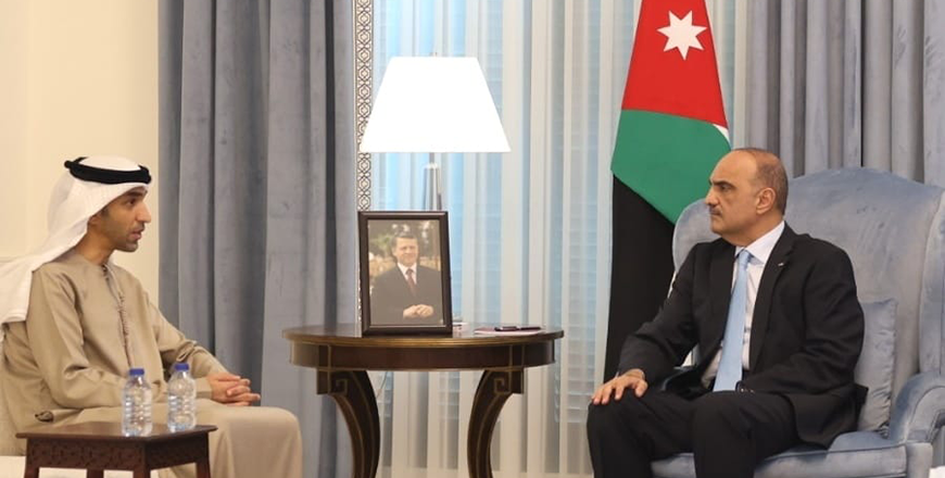 Prime Minister Bisher Khasawneh and UAE Minister of State for Foreign Trade Thani Al Zeyoudi discuss investment cooperation on Wednesday (Petra photo)
