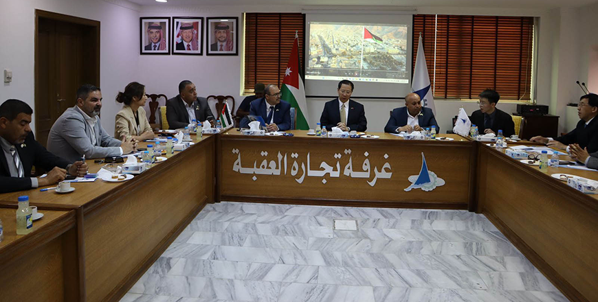 Chinese Ambassador to Jordan Chen Chuandong and Aqaba Chamber of Commerce members on Wednesday discuss ways to enhance cooperation and the 'key' challenges facing importers from China via Aqaba (Petra photo)