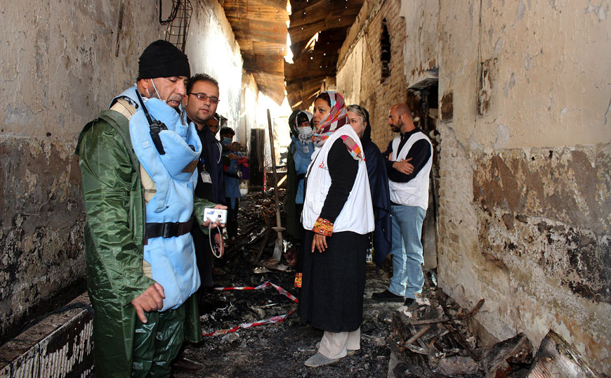 In this photo taken on November 10, an Afghan worker talks to staff members in a charred corridor of the damaged Médecins Sans Frontières  Hospital in northern Kunduz (AFP photo)