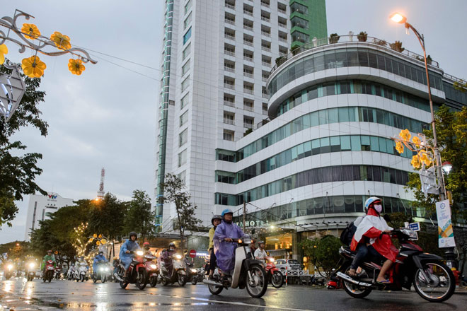 People ride motorbikes in the central Vietnamese city of Danang on Saturday, as leaders from the 21-member APEC organisation hold the Asia-Pacific Economic Cooperation Summit  (AFP photo)