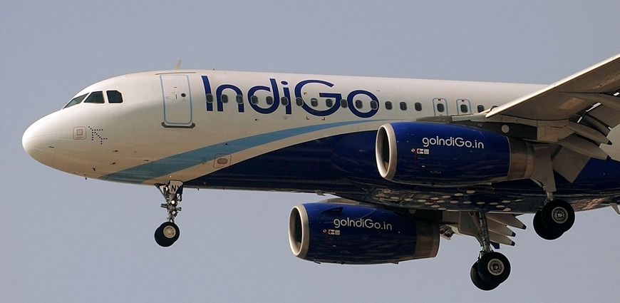 An IndiGo Airbus A320 aircraft prepares to land at Mumbai airport, in Mumbai, on January 12, 2011 (AFP photo)
