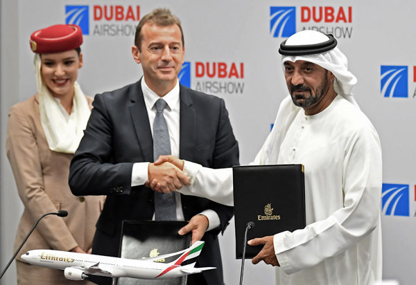 This photo shows Ahmed Bin Saeed Al Maktoum (right), CEO and chairman of the Emirates Group, and Guillaume Faury, Airbus CEO, after the signing of an agreement during the Dubai Airshow, on Monday (AFP photo)
