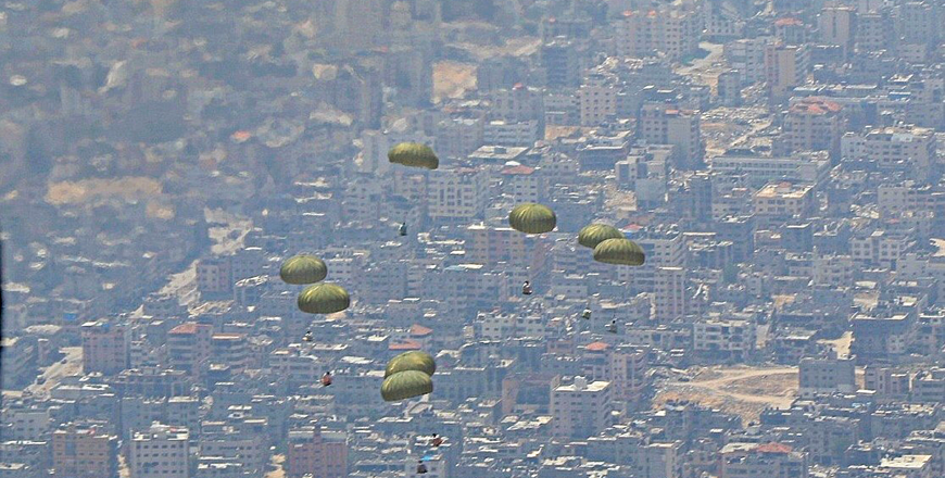 The Jordan Armed Forces-Arab Army, in cooperation with several other countries, on Sunday executes six airdrops on the north of the Gaza Strip in a humanitarian response to the ongoing Israeli war (JAF photo)