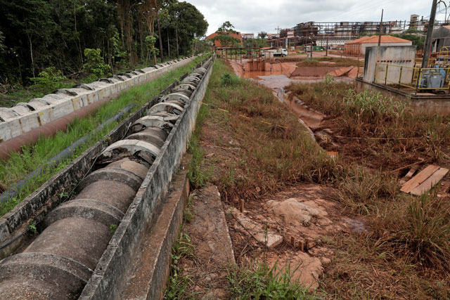 This photo shows concrete pipes connecting the bauxite residue deposit to its water treatment station at the alumina refinery Alunorte, owned by Norwegian company Norsk Hydro ASA, in Barcarena, Para state, Brazil, on March 5, 2018  (Reuters file photo)