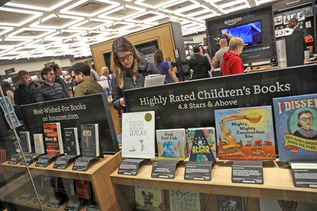 People look for books at the Amazon Books store in the Time Warner Centre at Columbus Circle in New York City, New York, US, on Saturday (Reuters photo)