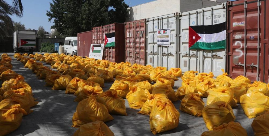 The Jordanian field hospital in northern Gaza distributes food aid to residents of Gaza (Petra photo)
