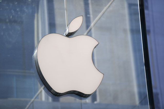 This file photo taken in centre Milan on May 30, 2019 shows the logo of American multinational company Apple (AFP photo)