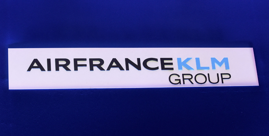 The Air France-KLM group's new logo is photographed during the group's 2018 financial year presentation in Paris on February 20, 2019 (AFP photo)