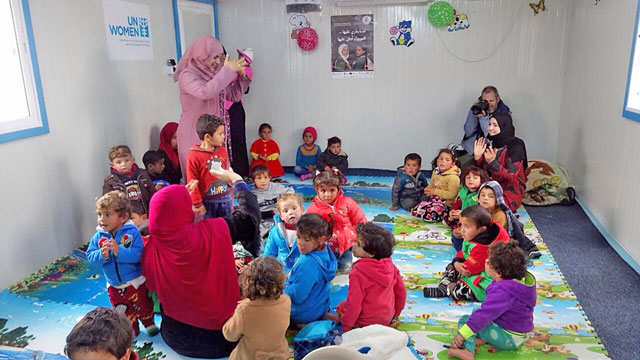 Refugee women, children at the new UN Women Oasis at Azraq camp (Photo by V. Ibáñez Prieto)