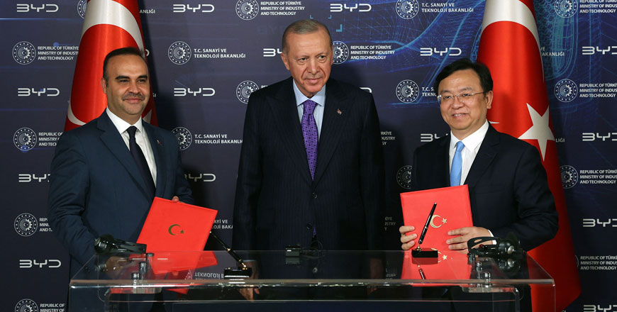 This handout photo taken and released by the Turkish Presidential Press Service on Monday shows Turkish President Recep Tayyip Erdogan, Wang Chuanfu, chairman and CEO of Chinese conglomerate manufacturing company BYD and Turkish Minister of Industry and Technology Mehmet Fatih Kacir taking part in a signing ceremony in Istanbul (AFP photo)