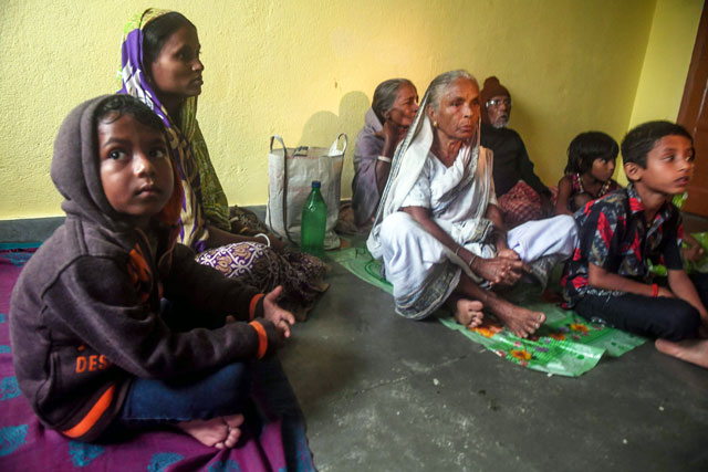 Villagers take shelter inside a relief centre as Cyclone Bulbul approaches, in Bakkhali near Namkhana in the Indian state of West Bengal on Saturday (AFP photo)