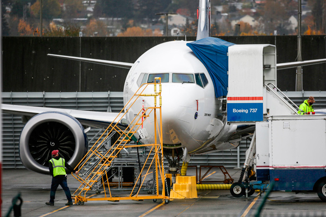 This photo shows workers near a Boeing 737 MAX airliner at Renton Airport adjacent to the Boeing Renton Factory in Renton, Washington, on November 10, 2020 (AFP file photo)