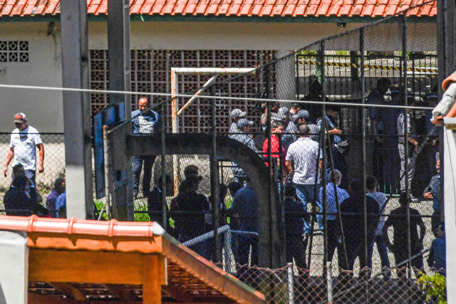 Police officers and authorities are seen at the scene of a shooting at the Raul Brasil public school in which 10 people — including the two shooters — died and 15 were injured in Suzano, Sao Paulo metropolitan region, Brazil, on Wednesday (AFP photo)