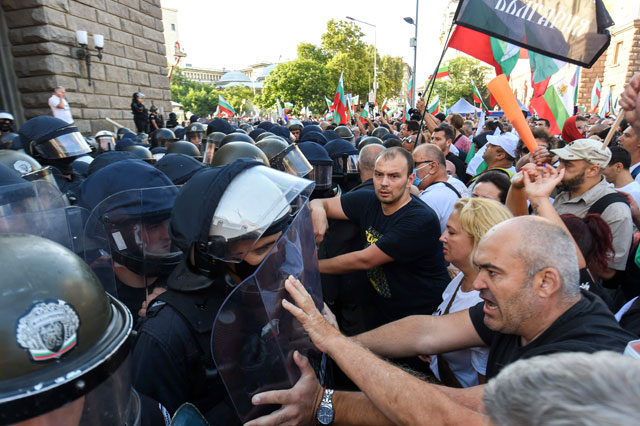 Protesters clash with police officers during an anti-government demo in Sofia on Wednesday (AFP photo)