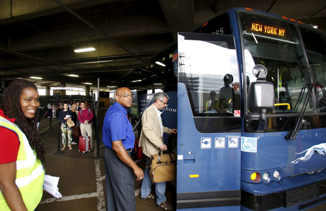Commuters board Greyhound bus en route to New York City, at the Union Station in Washington, on May 13, 2015 (Reuters file photo)