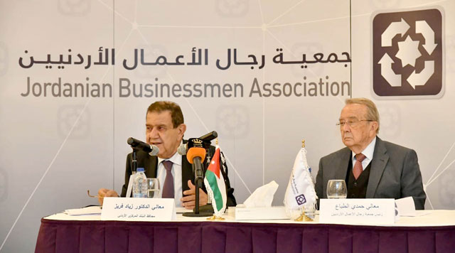 Central Bank of Jordan Governor Ziad Fariz (left) addresses recent interest rate increases during a meeting on Monday (Petra photo)