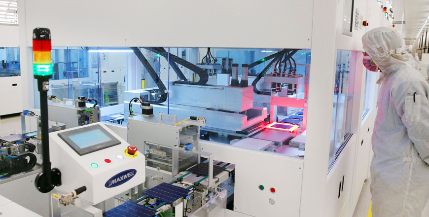 This photo taken on Wednesday shows a Chinese employee observing the manufacturing process at a solar cell production line at a factory in Nantong, China's eastern Jiangsu province (AFP photo)