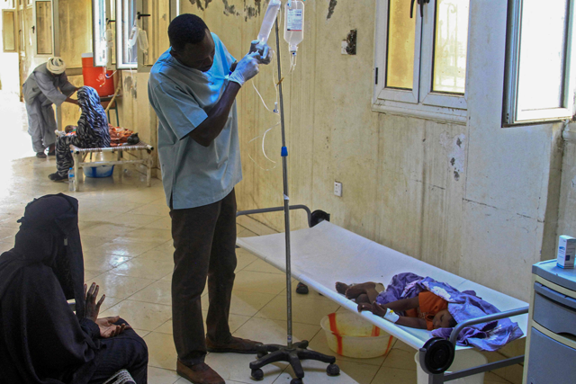 A medic treats a child suffering from cholera at a rural isolation centre in Wad Al-Hilu in Kassala state in eastern Sudan, on August 17, 2024 (AFP photo)
