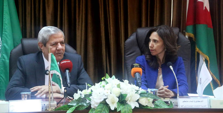 Jordan Academy of Arabic Chairman Khaled Karaki (left) and Crown Prince Foundation CEO Tamam Mango during the signing of a memorandum of understanding on Thursday to help preserve the elegance of Arabic (Petra photo)