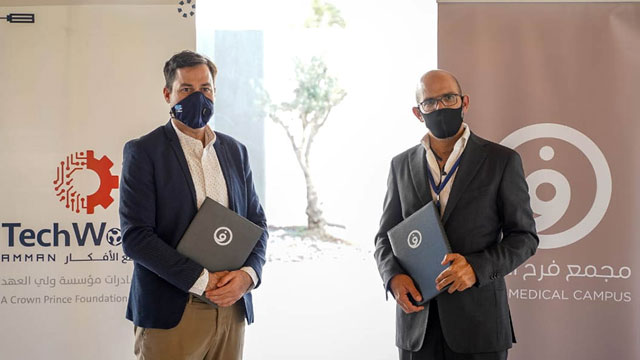 TechWorks Director Ismail Haqqi (left) and Farah Spark CEO Yanal Kilani pose for a photo at the signing of a memorandum of understanding on Saturday (Petra photo)