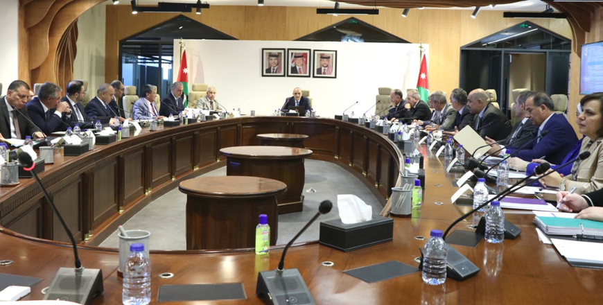 Prime Minister Bisher Al Khasawneh chairs a Cabinet session on Sunday (Petra photo)