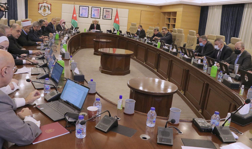  Prime Minister and Minister of Defence Bisher Al Khasawneh chairs a Cabinet meeting on Wednesday (Petra photo)