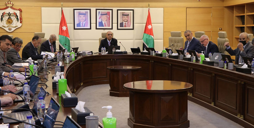 Prime Minister Bisher Al Khasawneh chairs a Cabinet meeting on Sunday (Petra photo)