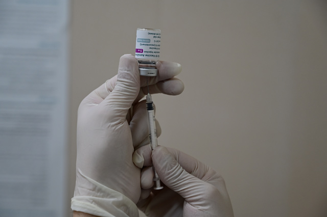 A nurse draws up a dose of AstraZeneca vaccine against COVID-19 in a syringe at a vaccination centre in Prince Hamzeh Hospital in Amman on Monday (Photo by Amjad Ghsoun)