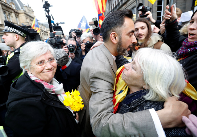 Catalonia’s former education minister Clara Ponsati and her lawyer Aamer Anwar are greeted by supporters after Ponsati was bailed following an extradition hearing in Edinburgh, Britain, on Wednesday (Reuters photo)