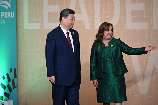 Peru's President Dina Boluarte welcomes China's President Xi Jinping upon his arrival at the APEC Economic Leaders' Meeting (AELM) at the Convention Centre in Lima, on Saturday  (AFP photo)
