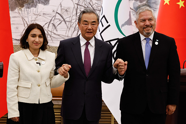 Honduran Foreign Minister Eduardo Enrique Reina Garcia (right), Colombian Foreign Minister Laura Sarabia (left) and Chinese Foreign Minister Wang Yi shake hands as they pose for pictures following a press conference for the fourth ministerial meeting of the China-CELAC Forum, at the Diaoyutai State Guesthouse in Beijing on Tuesday (AFP photo)
