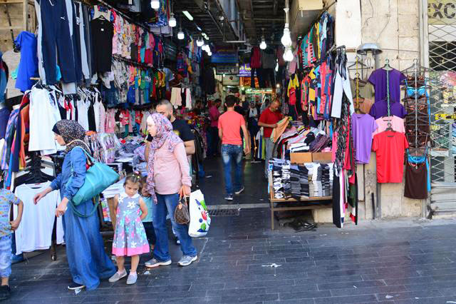 The clothing sector suffers from the repercussions of implementing the amended Landlords and Tenants Law for 2013, according to the Textile and Readymade Clothes Syndicate (Photo by Amjad Ghsoun)