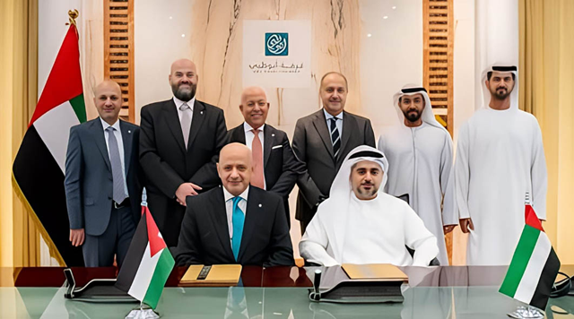 Amman Chamber of Commerce and Abu Dhabi Chamber of Commerce and Industry signed a joint cooperation agreement to enhance collaboration in the trade, services and investment fields on Saturday (Petra photo)
