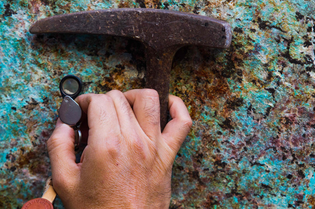 In this file photo taken on March 01, a worker of the Next Mineral mining company inspects the Comahue copper mine in Antofagasta, Chile (AFP photo)