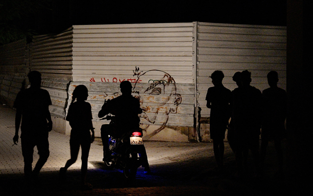 People is silhouetted against the light of a motorbike during the second day of the nationwide blackout in Havana October 19, 2024 (AFP photo)