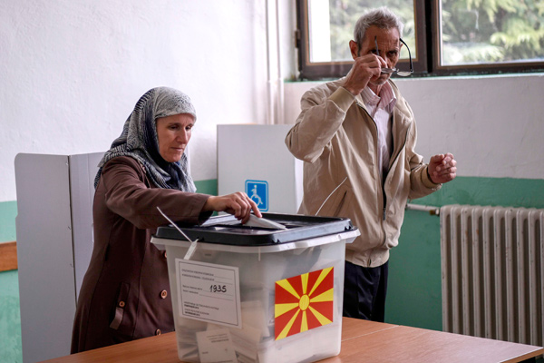 An Albanian couple vote at a polling station on Sunday in Tetovo, as part of a referendum on whether to change the country's name to the ‘Republic of Northern Macedonia’ (AFP photo)