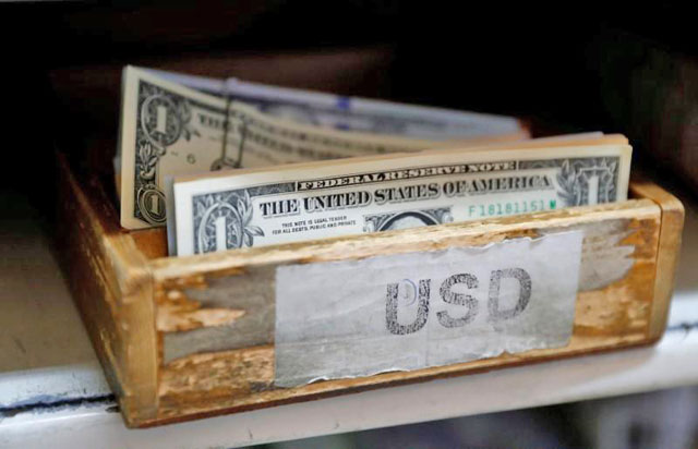 US Dollar banknotes are seen in a box at the Money Service Austria company's headquarters in Vienna, Austria, on November 16, 2017 (Reuters file photo)