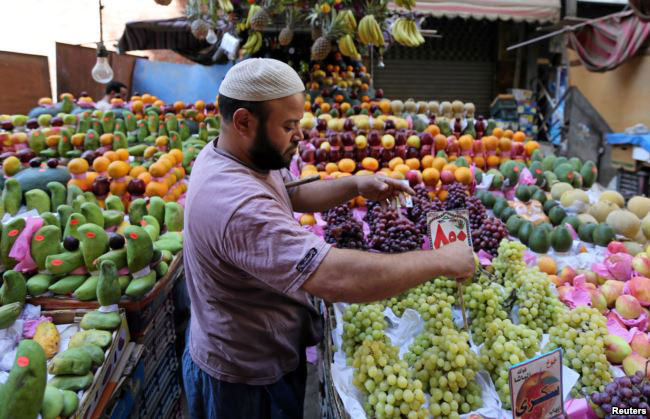 An Egyptian fruit seller works in a market in Cairo (Reuters file photo)