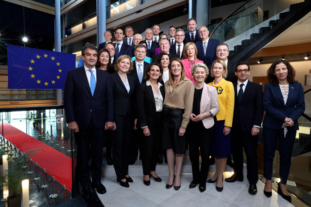 European Commission President Ursula von der Leyen and European Parliament President Roberta Metsola pose for a group photo with the newly elected College of Commissioners at the European Parliament in Strasbourg, eastern France, on Wednesday (AFP photo)