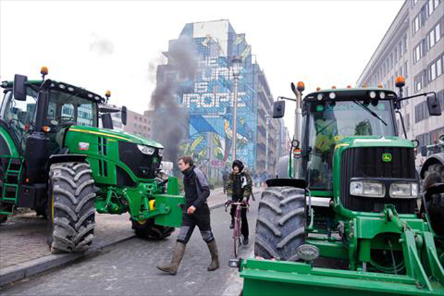 Farmers demonstrate on the occasion of an EU agriculture ministers meeting in Brussels, on Tuesday (AFP photo)