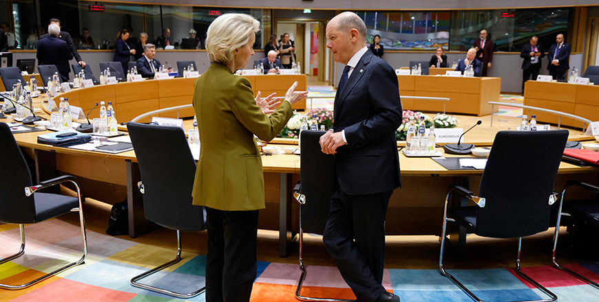 European Commission President Ursula von der Leyen and Germany's Chancellor Olaf Scholz discuss during a European Union Summit at the Europa Building Forum, in Brussels on Thursday (AFP photo)
